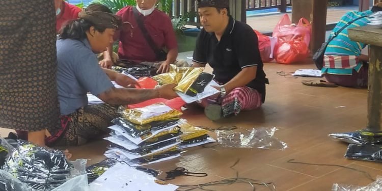 Pembagian Baju Seragam Jaga Baya Pasek Kec.Mengwi